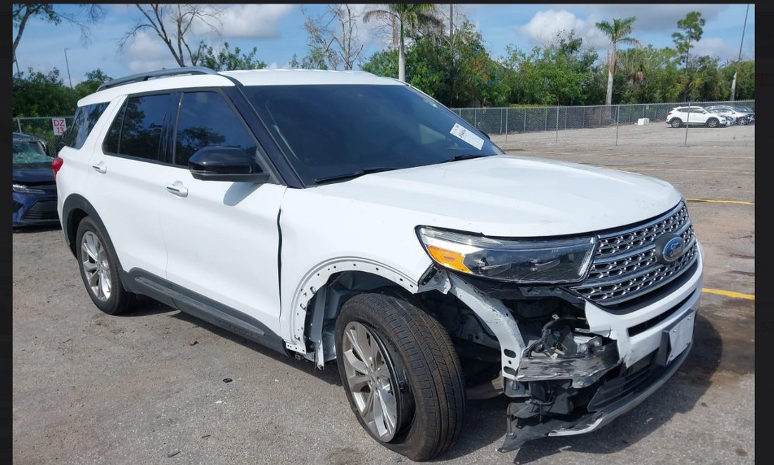 Ford Explorer en subasta IAA antes de ser reparado